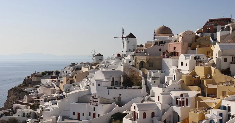 Fira Santorini Strand und Fira Santorini Flughafen: die zwei praktischen Fragen