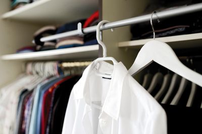 Wie baue ich eine nachhaltige Garderobe mit zeitlosen Basics auf?